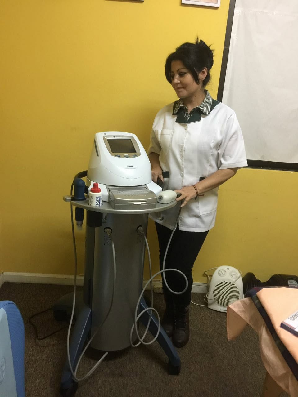 Lic. Claudia I. Utrilla Sánchez con equipo de electroterapia